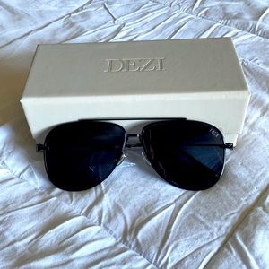 NEW 🤩🤩 Dezi sunglasses Topshelf - black/ dark smoke